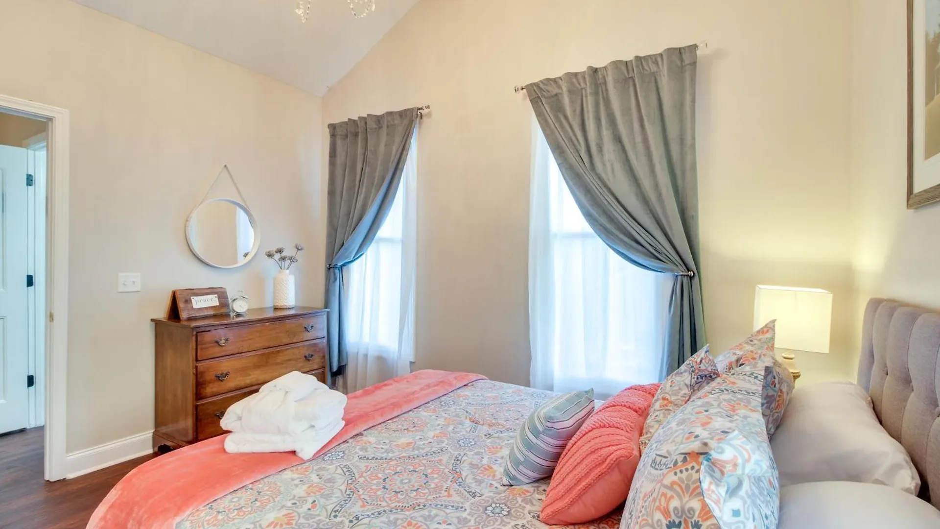 Сasa de vacaciones Chic Thomas Square Home In Walkable Location! Savannah